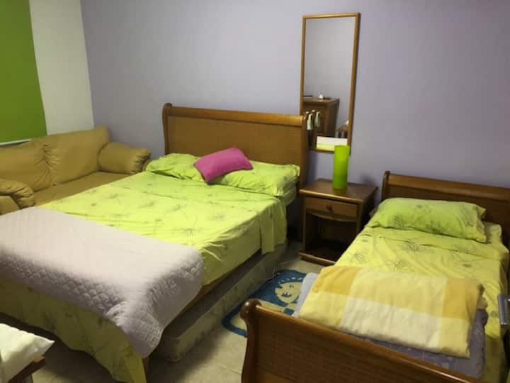 Chumba kilicho na kitanda 1 cha watu wawili pamoja na kitanda cha watu wawili, sofa, televisheni, kiyoyozi na starehe