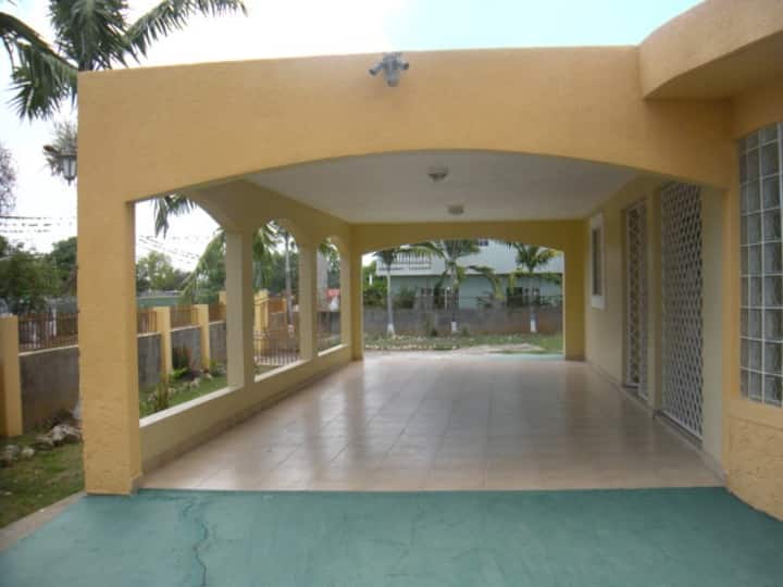 Chantilly Garden Jamaica Bed and breakfasts for Rent in Savanna la