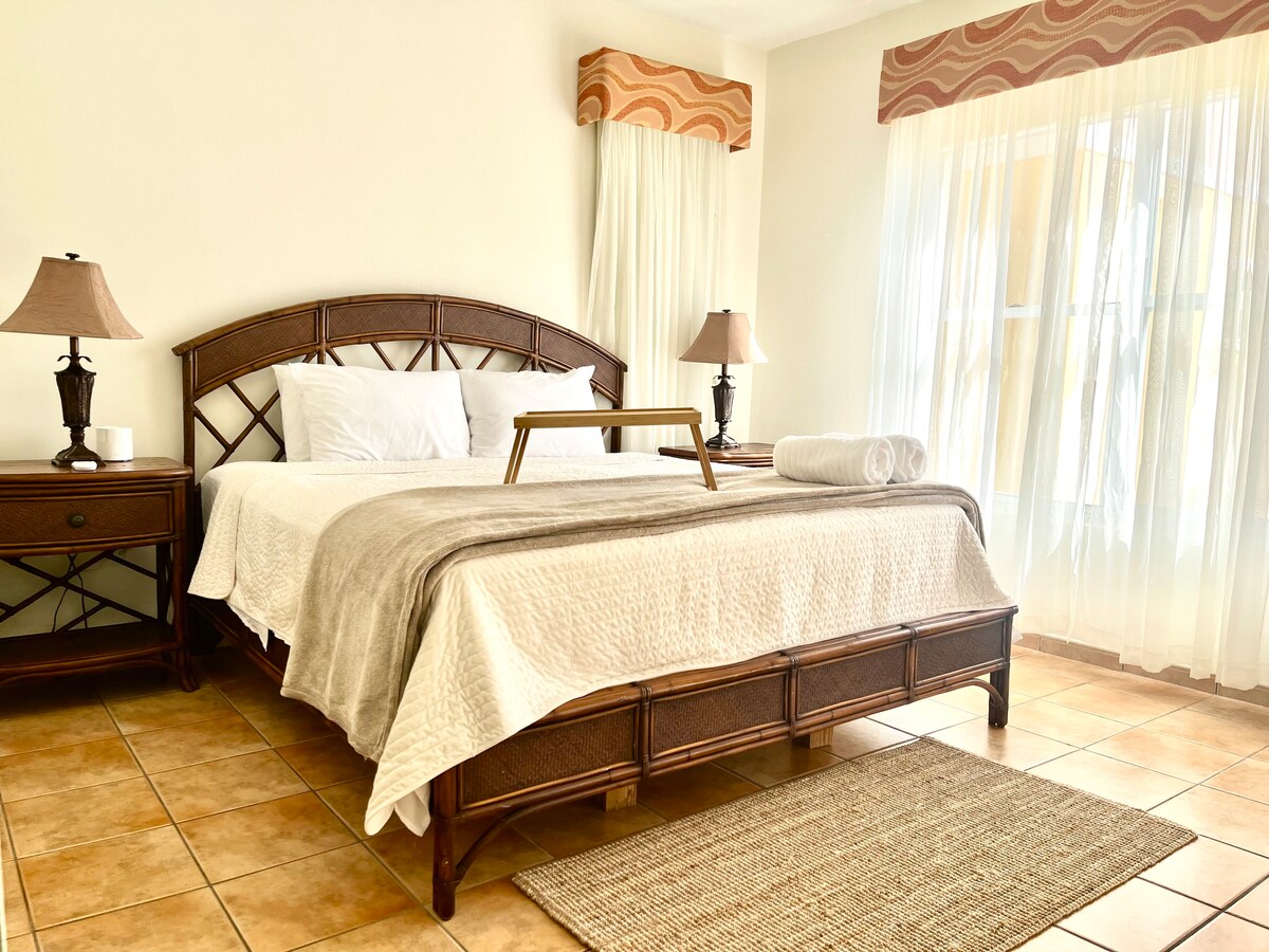 Accogliente camera da letto, con comodo letto king-size