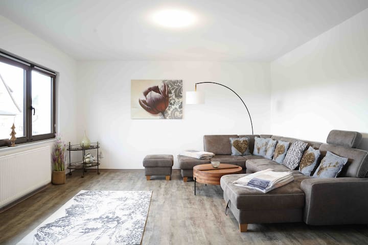 Kitanda chetu cha sofa chenye starehe na kikubwa kinakualika upumzike na kukaa.