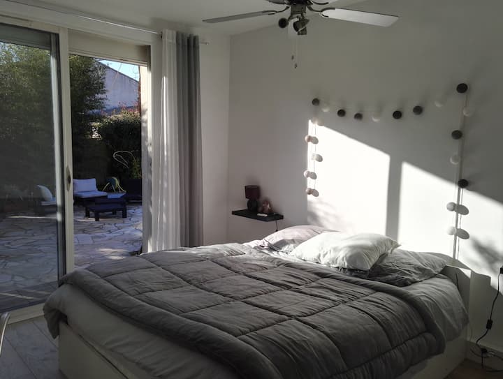 spavaća soba u prizemlju s pogledom na terasu