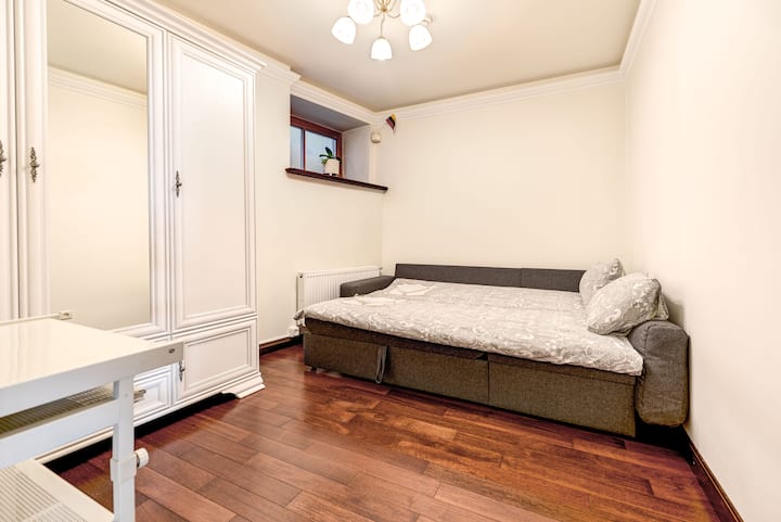 楼下卧室的沙发床