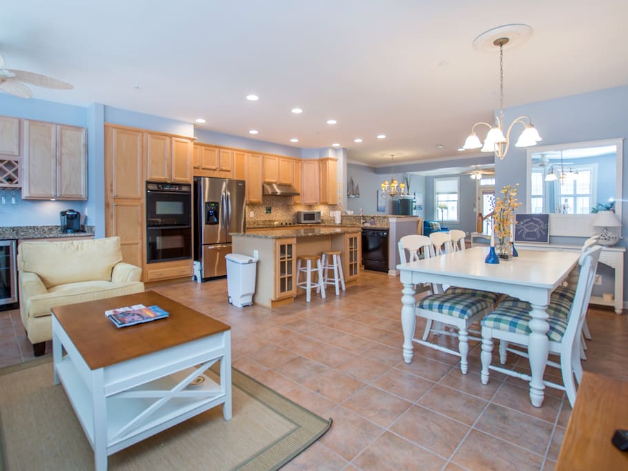 Sunset Island, 21 Sunset Island Drive - Kitchen and Dining Area