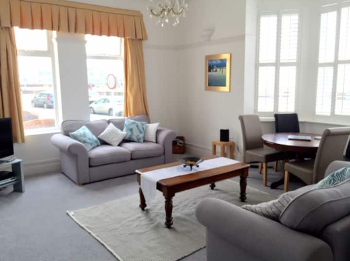 Beach & Sea  View - Spacious Apartment - Southsea