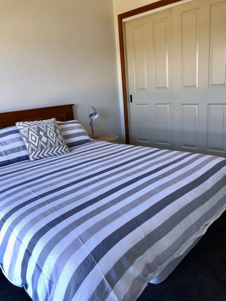 Na katu je spavaća soba s bračnim krevetom i osunčanim pogledom