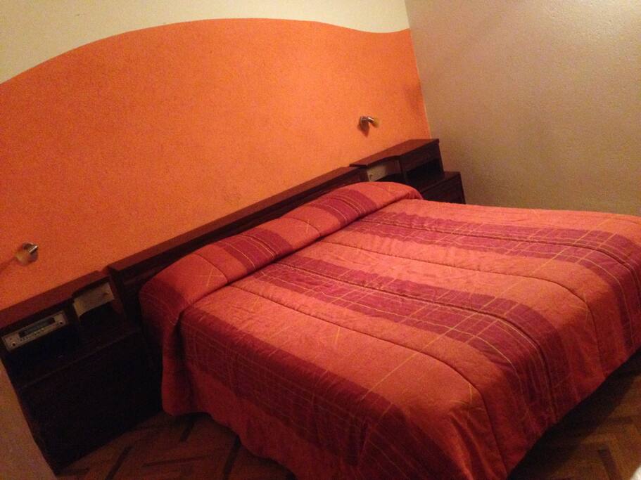 Camera grande con letto matrimoniale