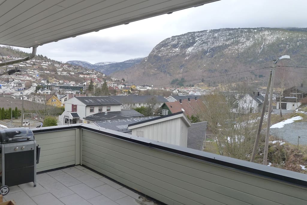 Stor veranda med gode solforhold fra morgen til tidlig ettermiddag.
The view over Sogndal from the verandah. From May till August this is a great place to enjoy breakfast. A roof covers the verandah. From May on I will have a table and a sofa arranged here.