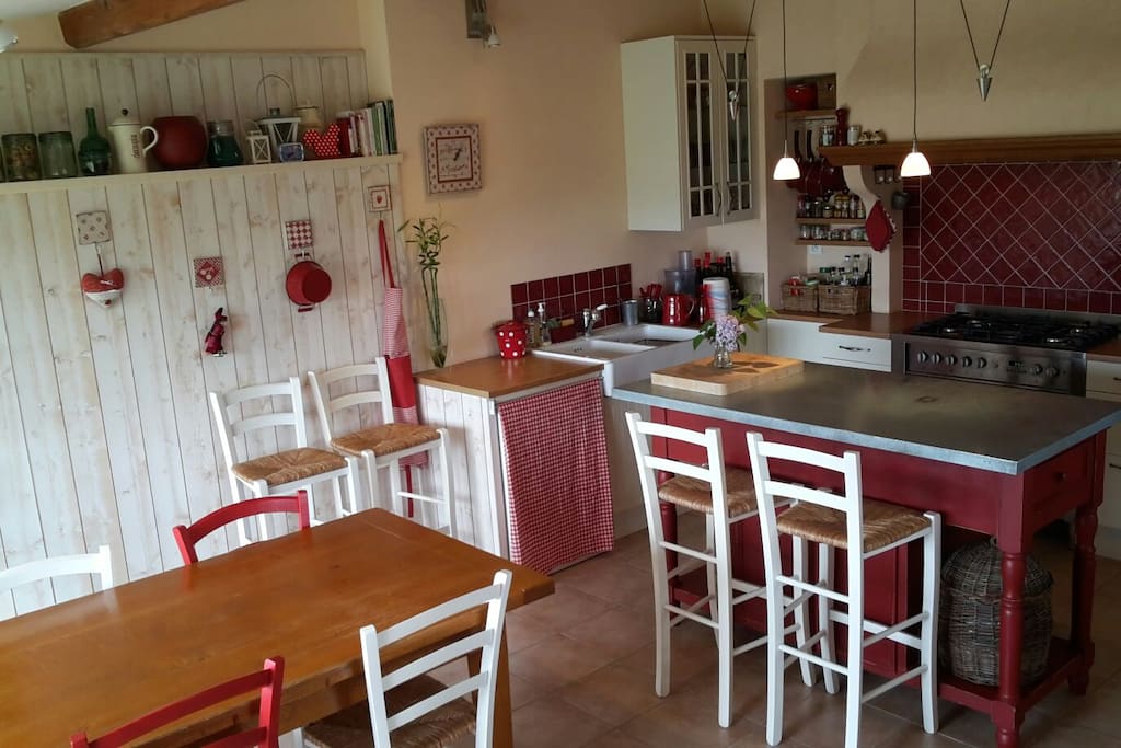 La cuisine est spacieuse et fonctionnelle avec une vue imprenable sur la plaine, les champs et l'orée des bords de la Drôme.