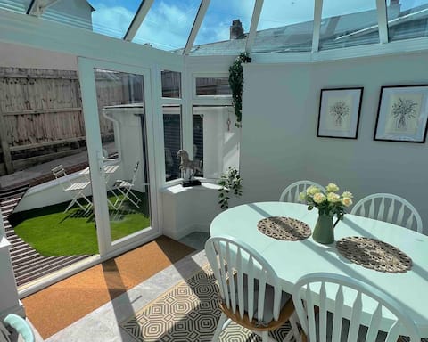 Weymouth nest with FREE parking, 10 min to beach