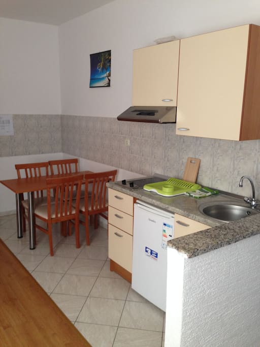 Fully equipped kitchen with dinning table