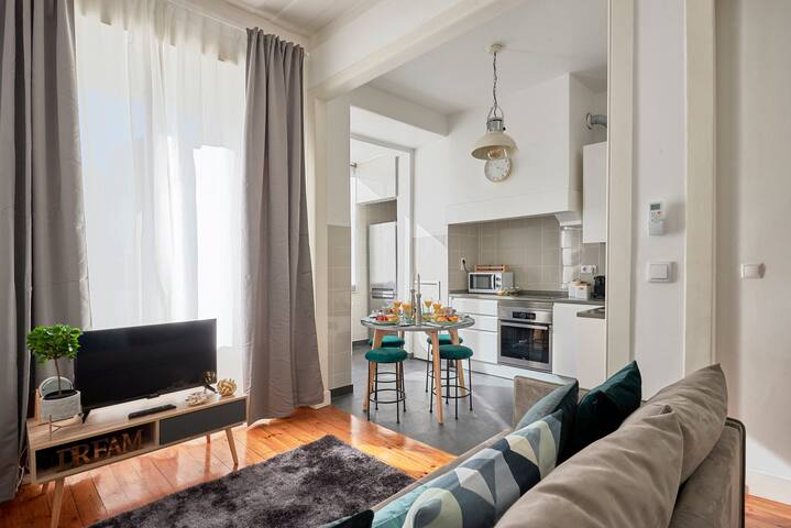 Wonderful 3 Bedroom Apart in Chiado | Bairro Alto gallery image 3