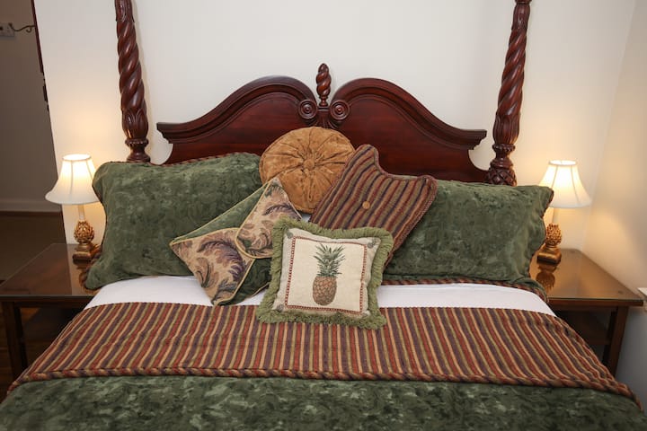 Queen mahogany carved bed