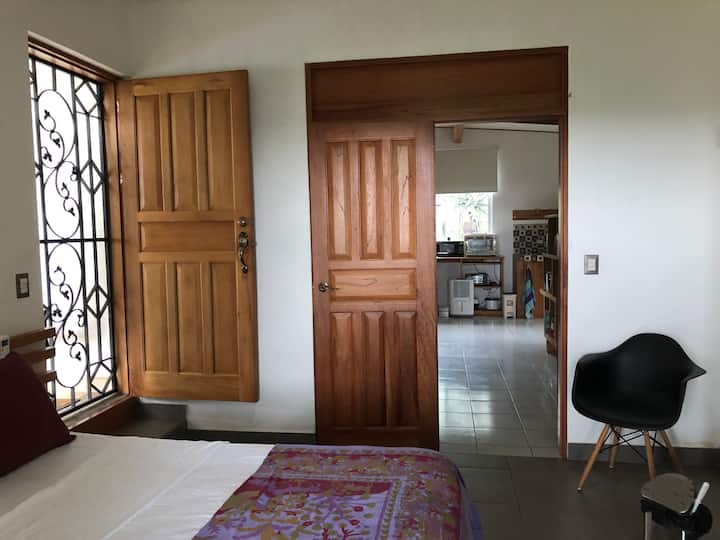 כניסה ממרפסת הבריכה לחדר השינה וחדר הרחצה בגודל קינג סייז...  סלון,  מטבח וחדר רחצה שני דרך דלת חדר השינה. 