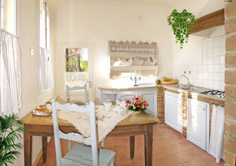 Cucina a disposizione degli ospiti per la colazione, il pranzo o la cena.