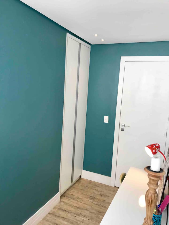 带风扇的衣柜小房间