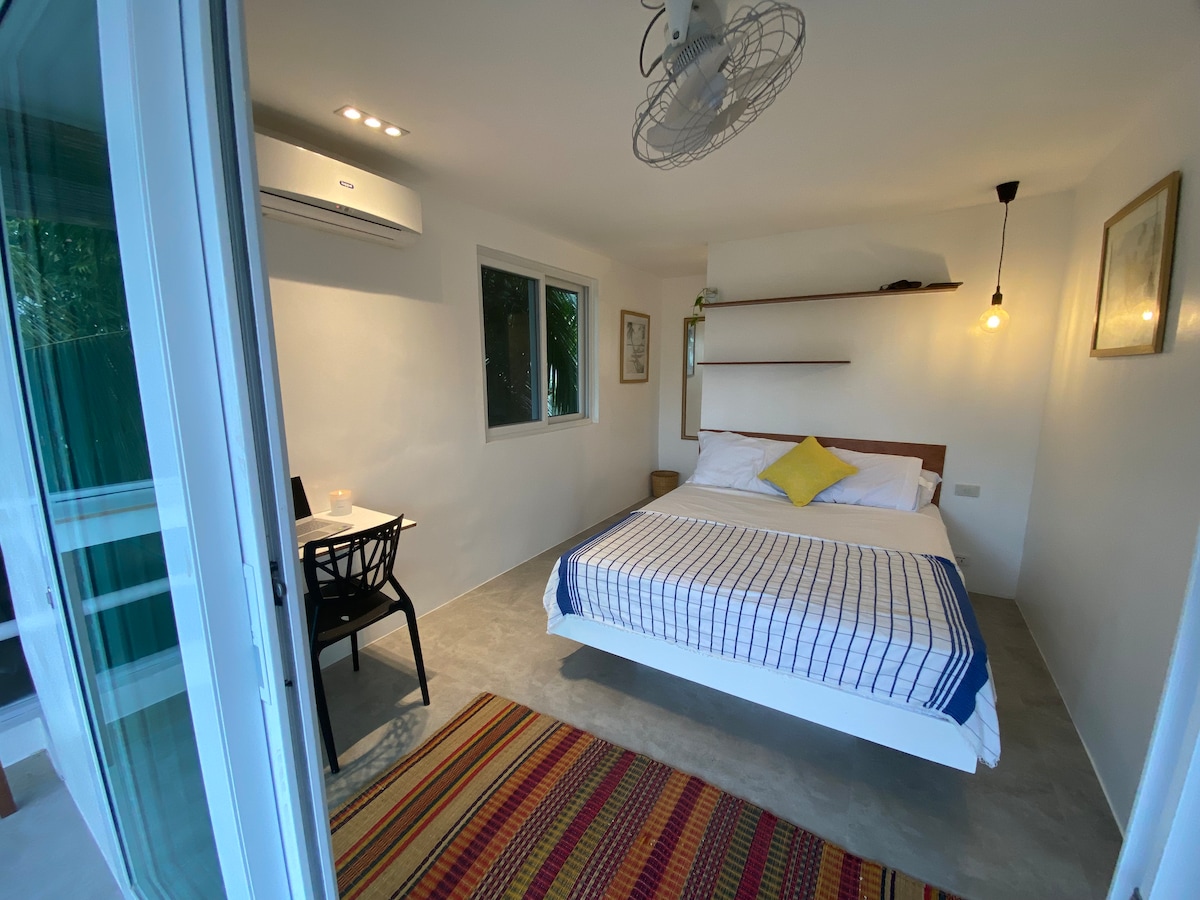 Kitanda cha ukubwa wa chumba cha kulala cha Masters, tembea kwenye kabati na dawati.