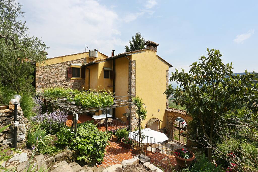 La casa - The building