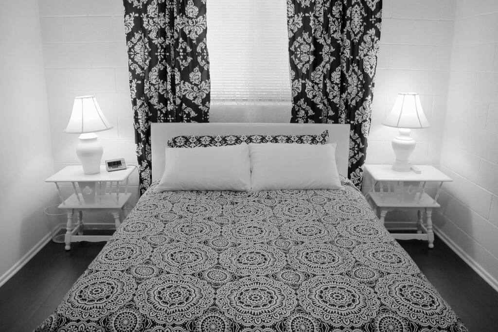 Queen bed in bedroom