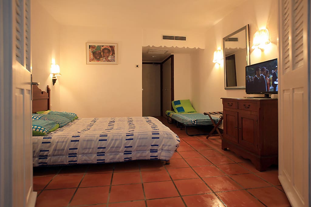Chambre avec lit de 160cm et 2 lits d'appoint