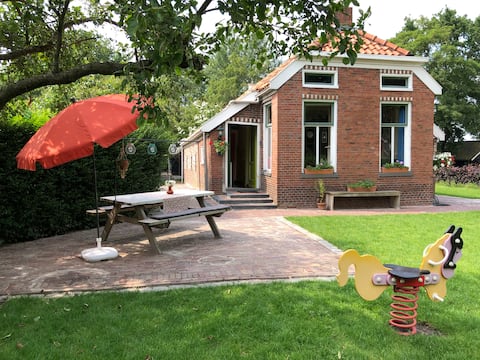 Cozy, old-fashioned cottage in Lageland, Groningen.