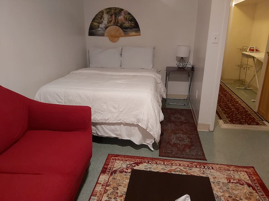 Adorable 2-bedroom place, free parking on premises