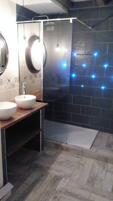 Salle de bain avec douche italienne