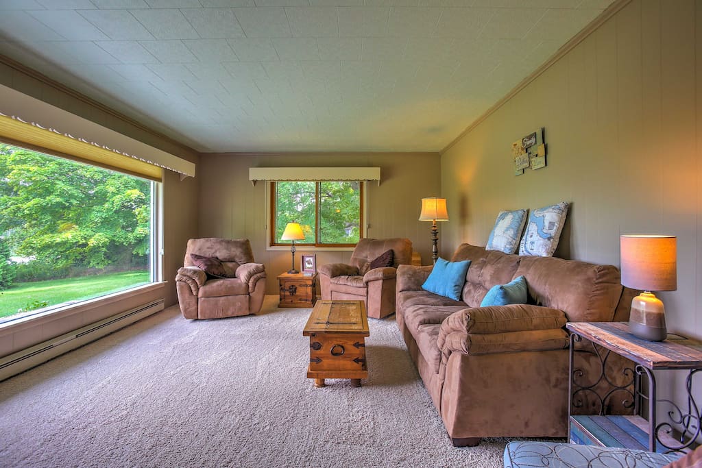 This quaint 1,120-square-foot home comfortably sleeps 4 guests.