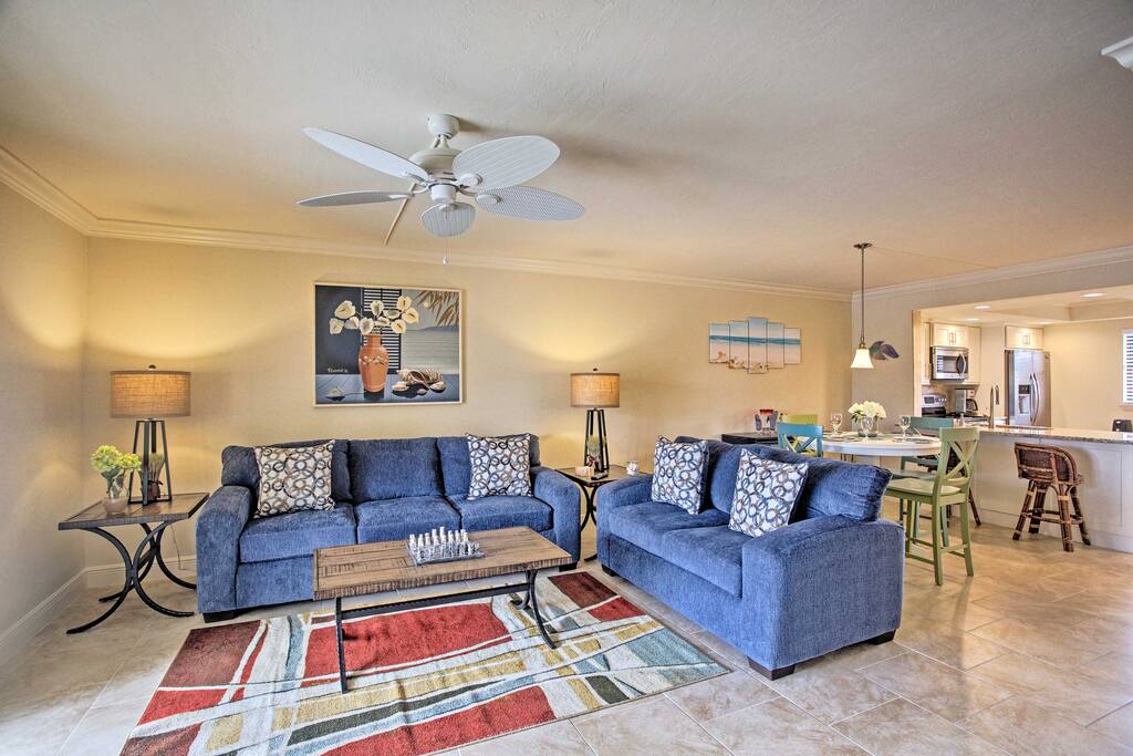 Throughout 1,100 square feet of living space, this condo comfortably accommodates 6 guests for an ideal Cape Coral vacation.