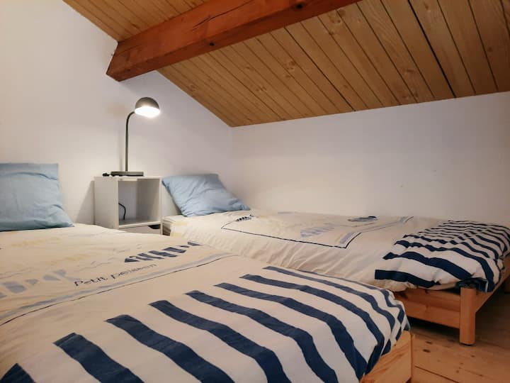 Ხის სახლის ტიპის საძინებელი 2 ერთადგილიანი საწოლით.