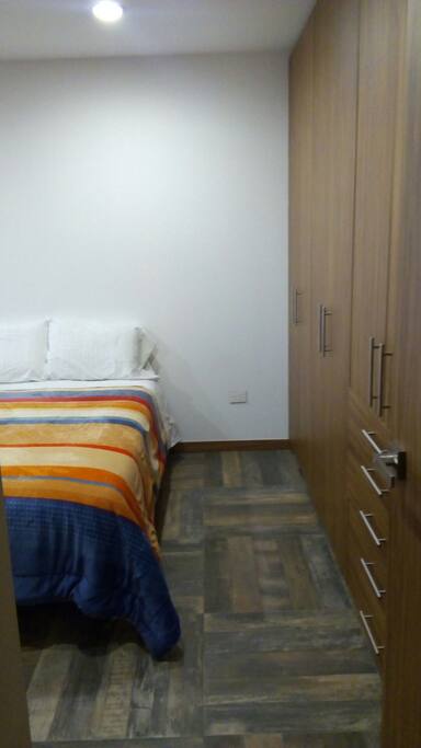 suite con cama matrimonial, con clóset