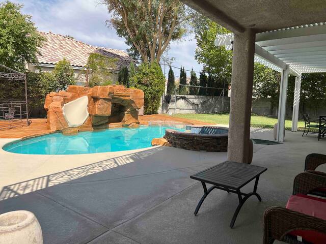 Large Luxury home in Las Vegas 10 min to the stip