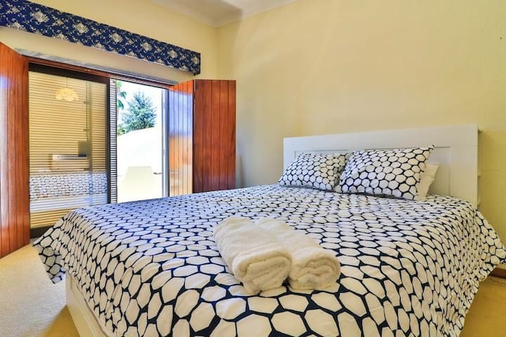 Chumba cha kulala na kitanda cha ukubwa wa mfalme na kutembea nje hadi kwenye mtaro.