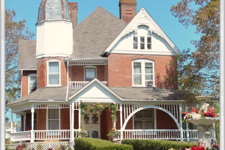 3 bd / 4.5 bath 3400sqft Victorian home