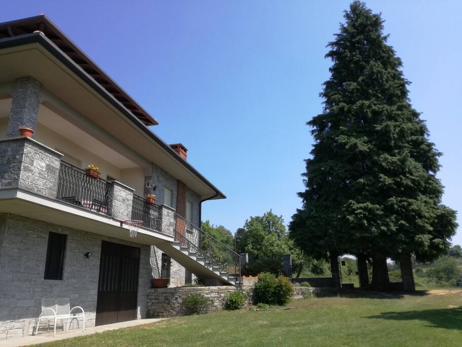 visione laterale del Casale Antaldo con dettaglio del balcone del primo piano fronte lago