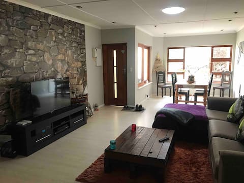 Private homey Gem 1minute away from the beachfront