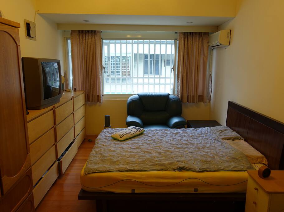 主人床 / Host bed; sleeps x2