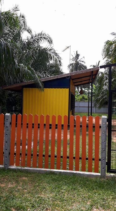 The cabin is fully fenced to create a feel of coziness.