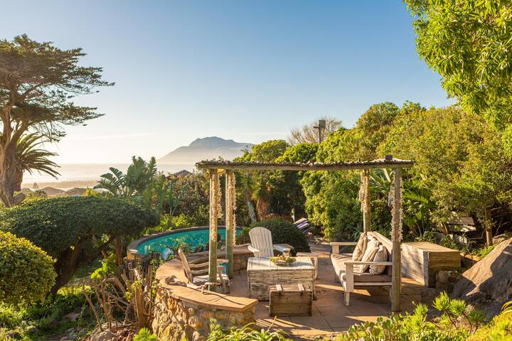 Uitkyk Family Cottage: sleeps 5, pool, BBQ, patio gallery image 2