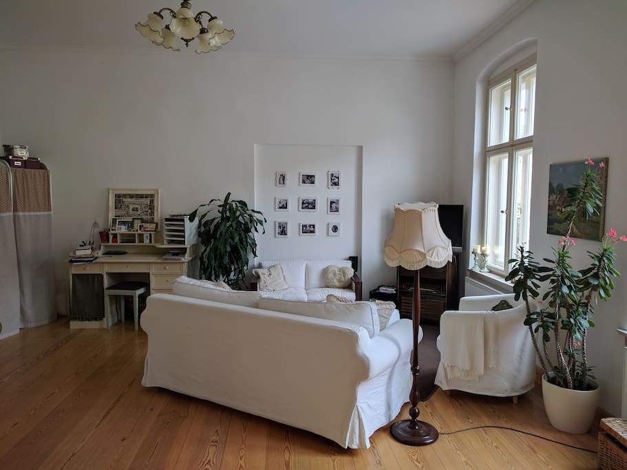 Wohnzimmer mit Schlafsofa / living room with sofa bed