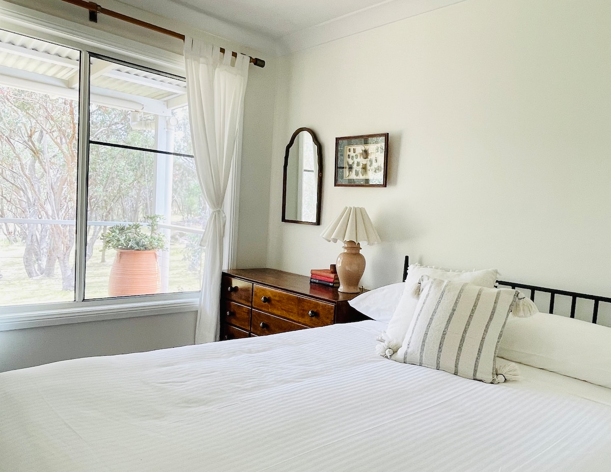 غرفة نوم ثانية بإطلالات على الوادي