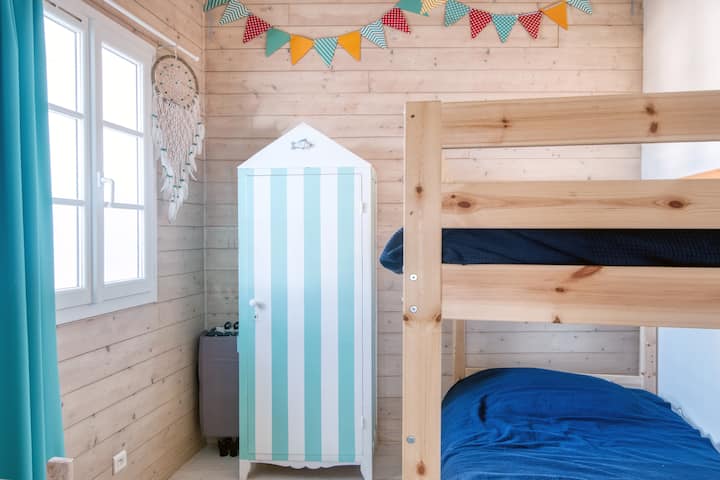 غرفة نوم بسرير بطابقين (أرضية)