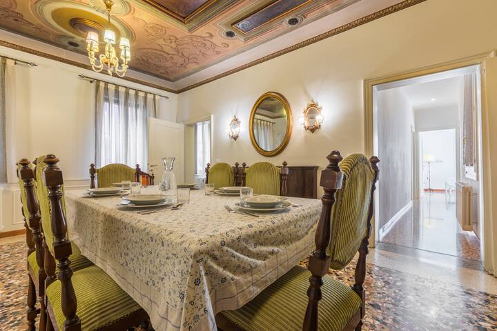 Ca’ affresco stunning family flat by Saint Mark’s gallery image 4