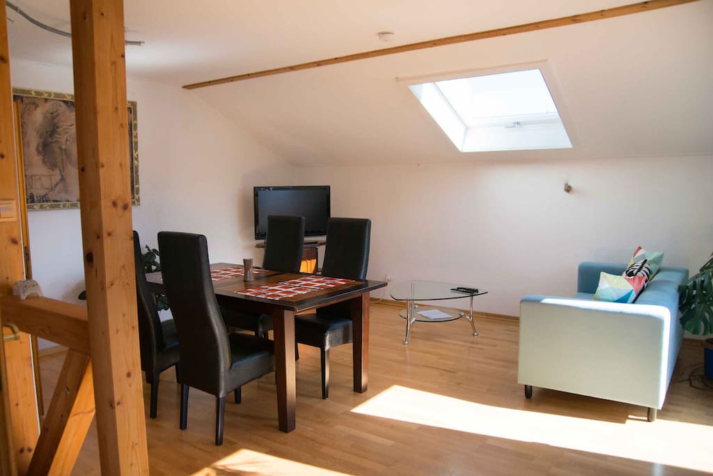 Wohnzimmer mit Balkon
Sitzgruppe, Sofa und TV laden zur Entspannung ein