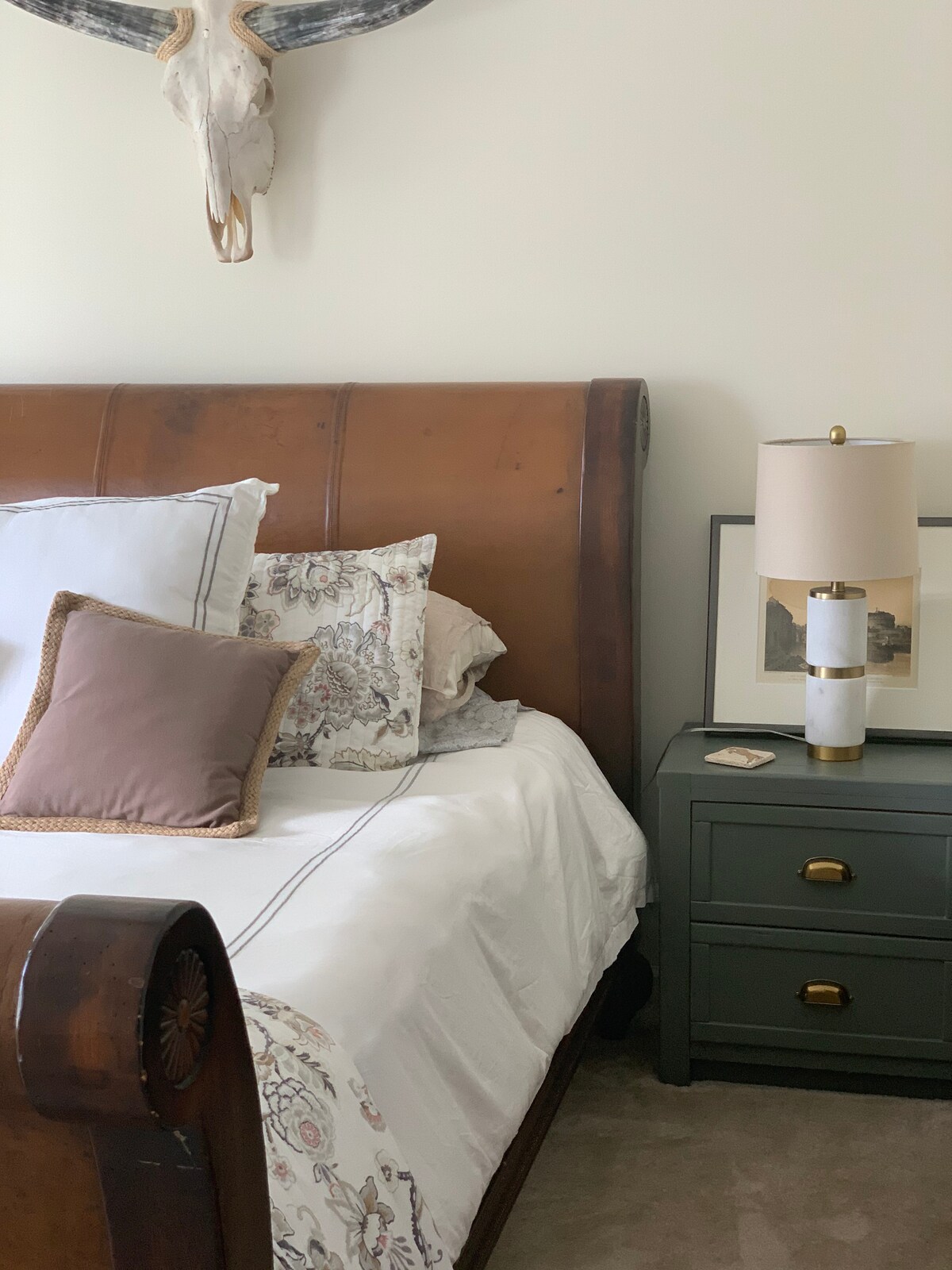 Super mäkká posteľná bielizeň a stropný ventilátor pre pohodlie.