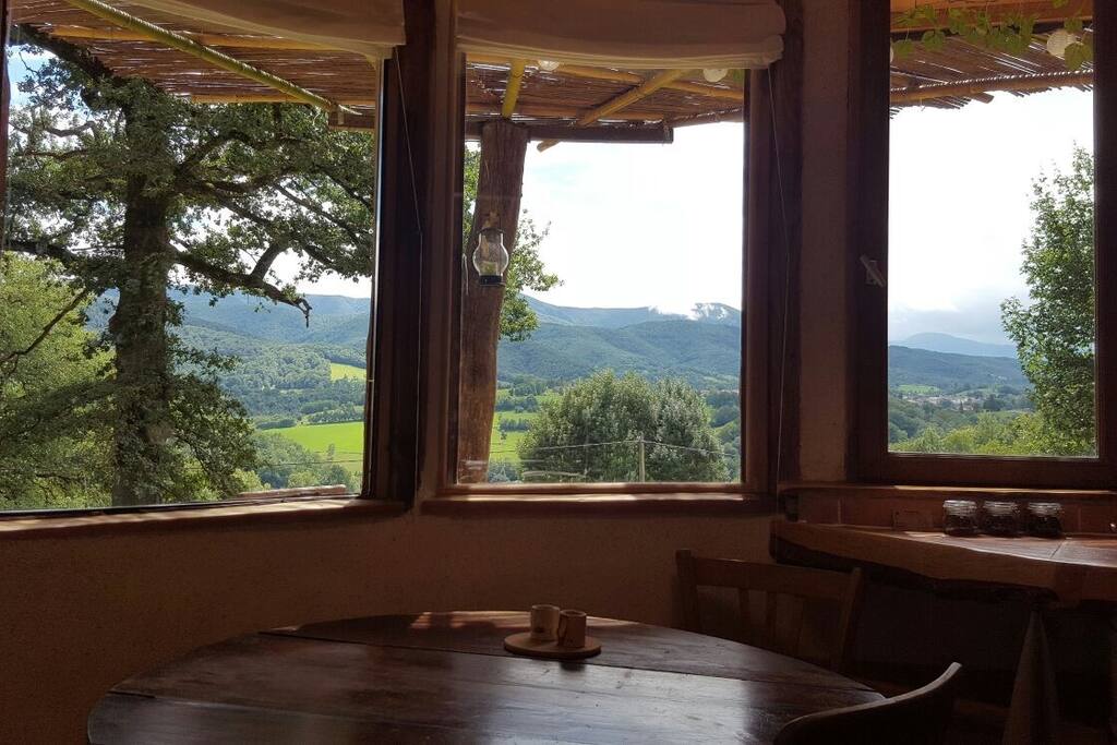 Vue très ouverte sur la vallée et les montagnes