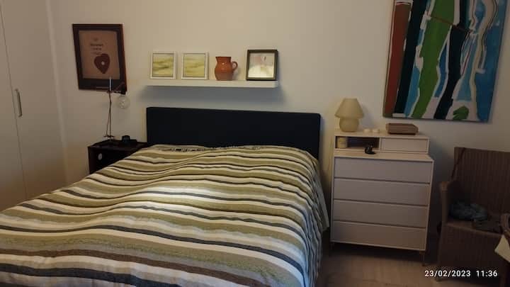 Slaapkamer met tweepersoonsbed die elektrisch geregeld kan worden in hoogte