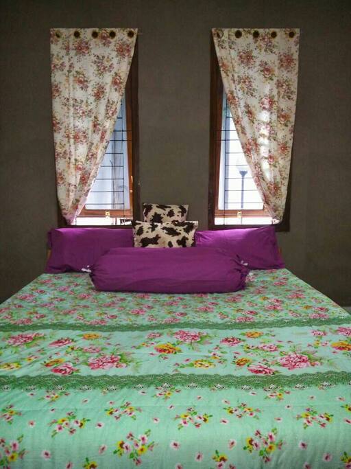Kamar tidur A ada di lantai bawah ada 1 bed kingsize