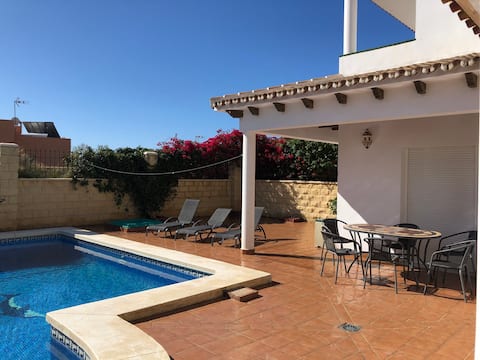 Villa & private pool sleeps 6/8 near town & beach