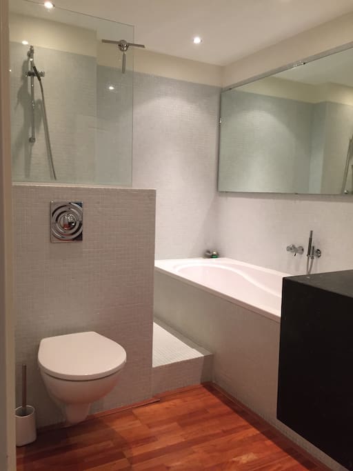 Vanuit de slaapkamer direct toegang tot de prive badkamer met inloopdouche, ruim bad, toilet, etc