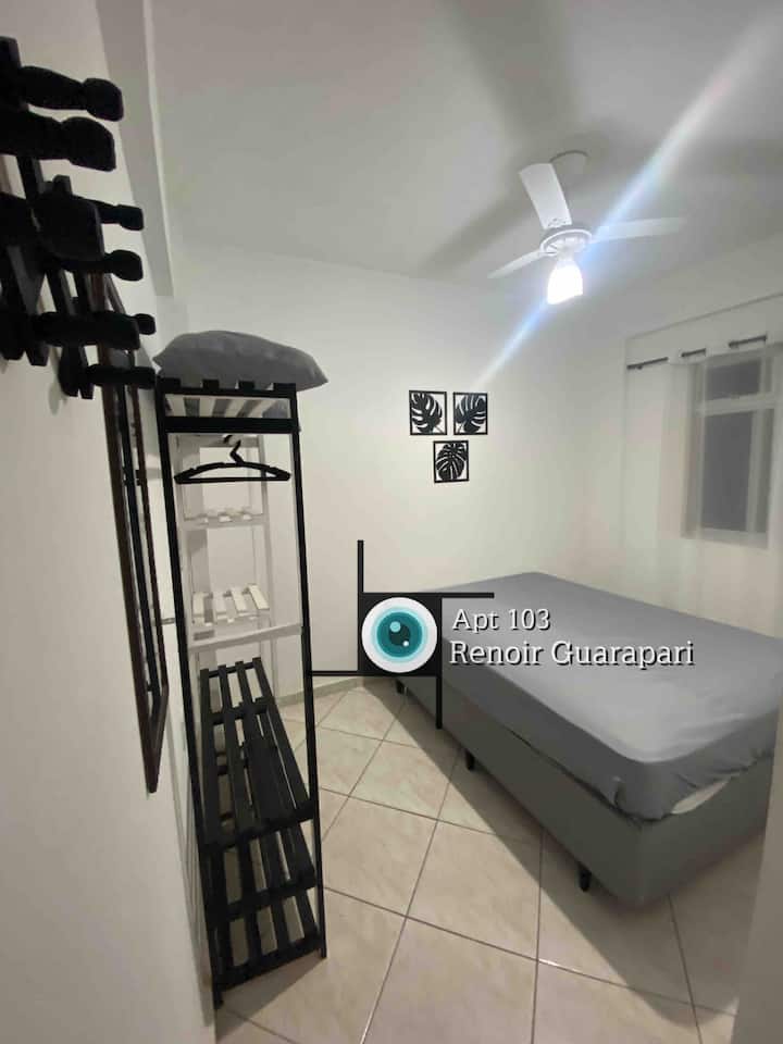 ¡Habitación con una cama matrimonial y una toallita ! ¡Red de seguridad en la ventana! 